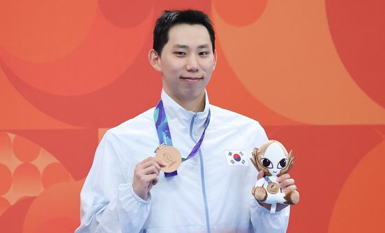 동메달 들어보이는 조성재