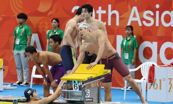 은메달에 격려하는 대한민국 계영 대표팀