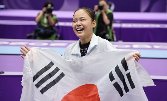 8년 만에 정상 오른 여서정, 금빛 미소