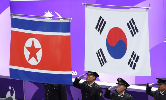 기계체조 여자 도마 시상식, 나란히 걸린 태극기와 인공기