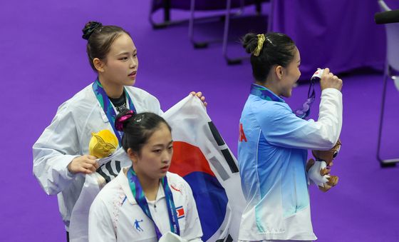 '은메달' 북한 안창옥, 여서정 앞 굳은 표정