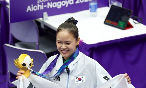 금메달 여서정, 태극기들고 활짝