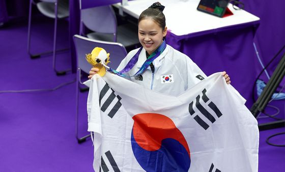 금메달 여서정, 태극기들고 활짝