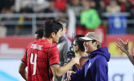 김민재와 인사하는 이강인