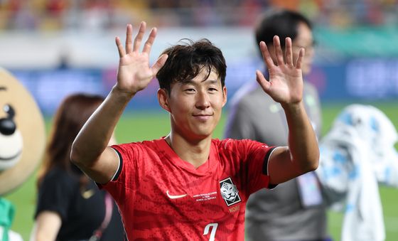 환한 표정의 손흥민