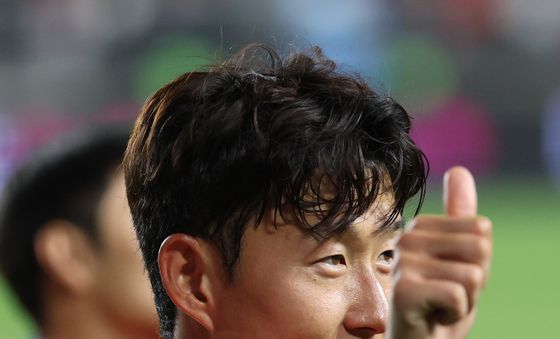 팬들에게 인사하는 손흥민