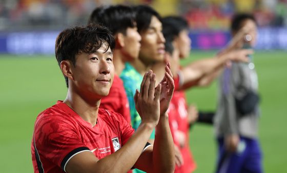 팬들에게 인사하는 손흥민