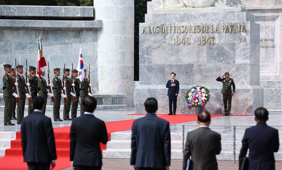 국기에 대한 경례 하는 이재명 대통령