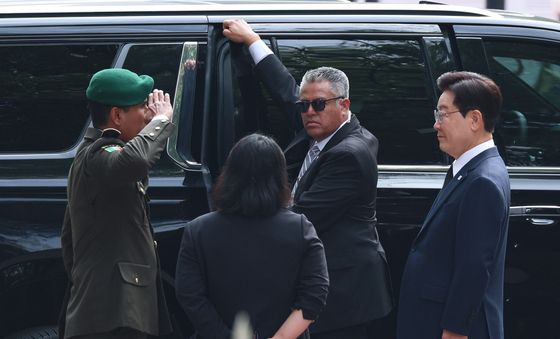 경례 받는 이재명 대통령