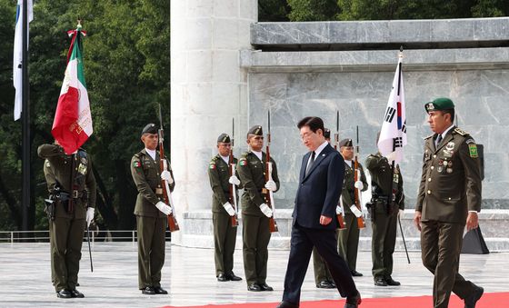 멕시코 애국영웅탑 헌화 마친 이재명 대통령