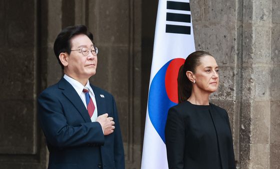 국민의례 하는 이재명 대통령