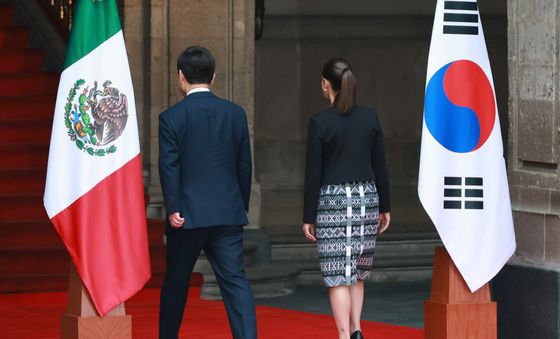 한·멕시코 회담장 향하는 이재명 대통령
