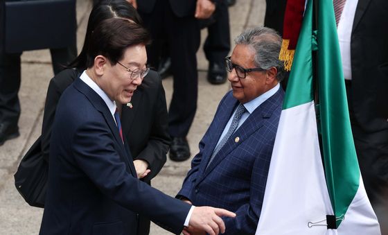 멕시코 상원의장과 대화하는 이재명 대통령