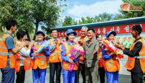 축하받는 北 관리소 혁신자들