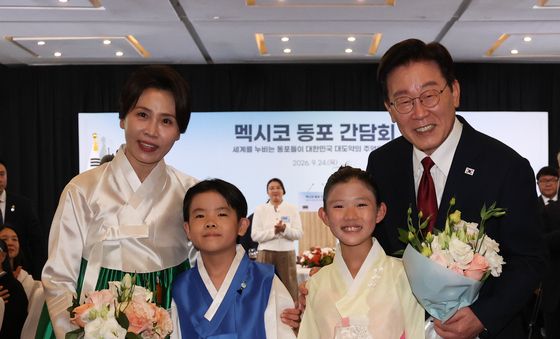 화동들과 기념촬영하는 이재명 대통령 부부