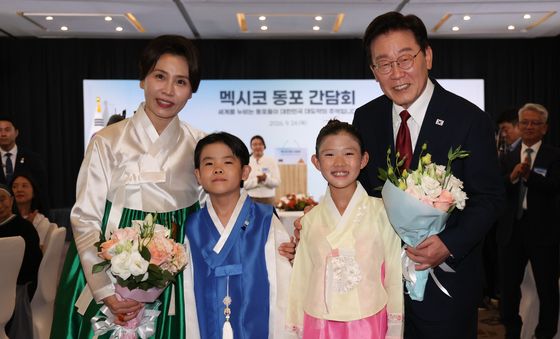 화동들과 기념촬영하는 이재명 대통령 부부