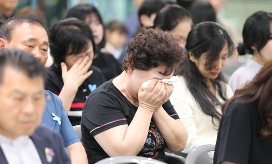 합동 차례서 오열하는 제주항공 참사 유가족들