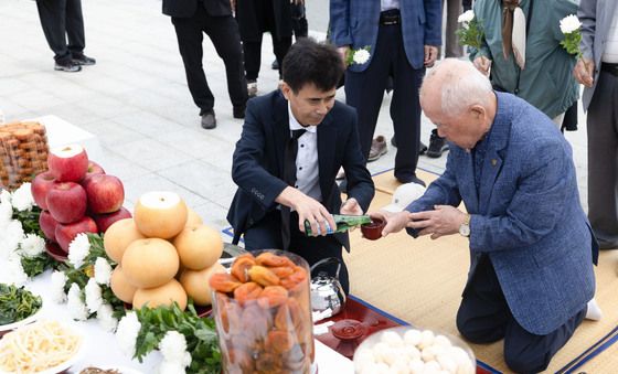 북에 있는 조상에게 올리는 잔