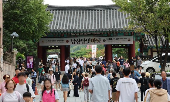 추석 맞이해 붐비는 남산골한옥마을