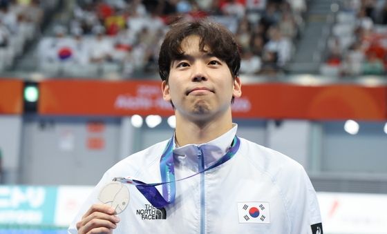 은메달 들고 포즈 취하는 이주호