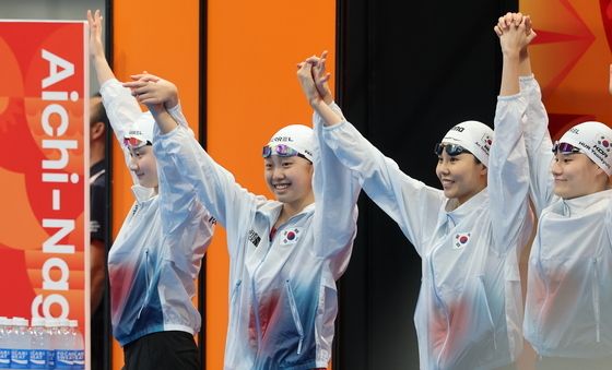 여자 400m 혼계영 출전하며 인사하는 김승원·박시은·안세현·허연경