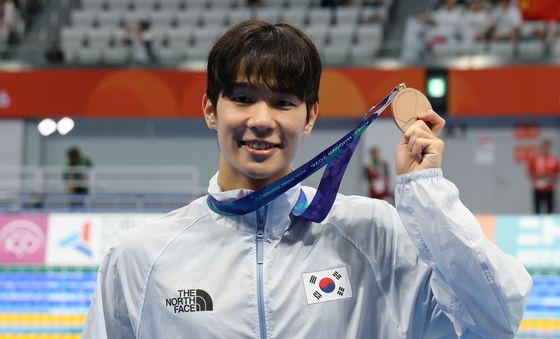 동메달 들고 미소 짓는 김민섭