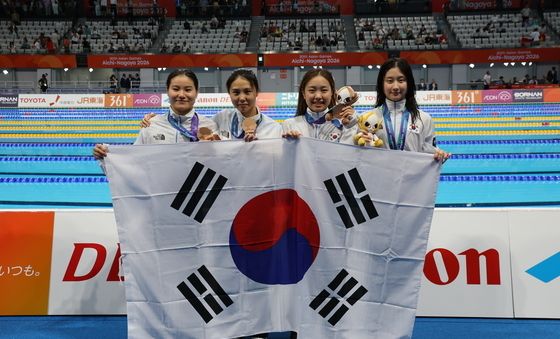 태극기 펼치며 기념촬영하는 김승원·박시은·안세현·허연경