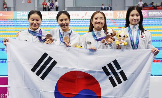 김승원·박시은·안세현·허연경 '태극기 펼치며'