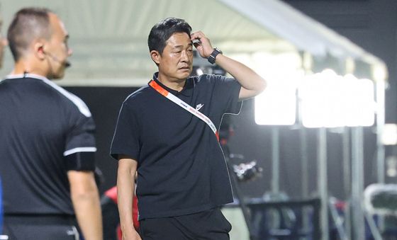 경기 지켜보는 이민성 감독