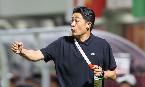 작전 지시하는 이민성 감독