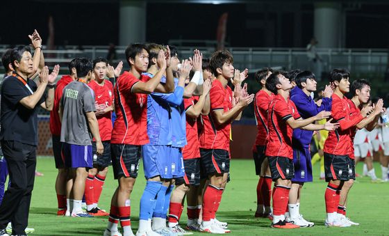 관중에게 인사하는 AG축구대표팀