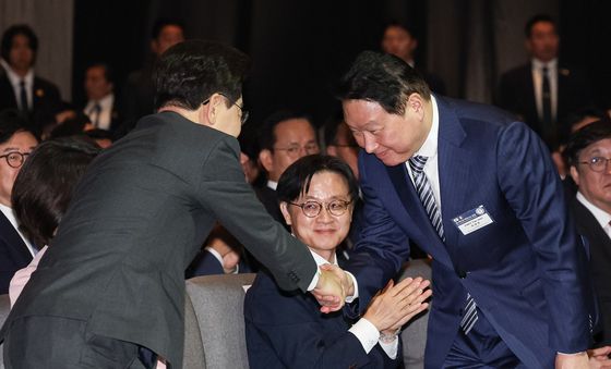 인사 나누는 이재명 대통령·최태원 회장