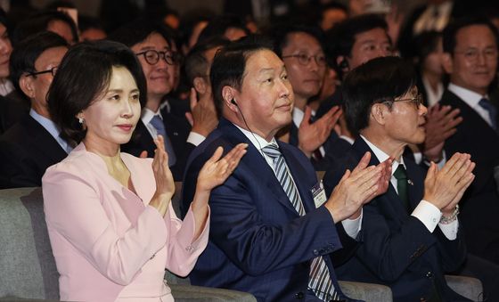 박수 치는 김혜경 여사