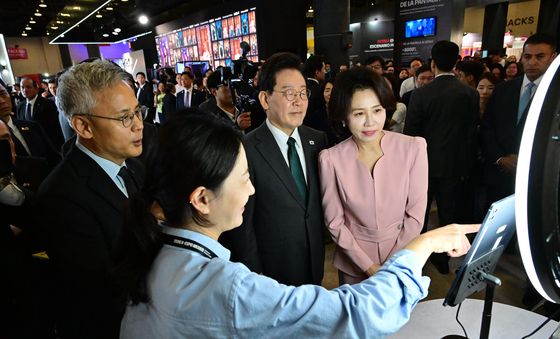 K-엑스포 전시장 찾은 이재명 대통령·김혜경 여사