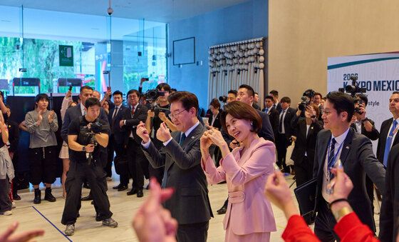랜덤 플래이 댄스 행사 참가자들에게 인사하는 이재명 대통령