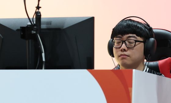 아쉬워 하는 강동신