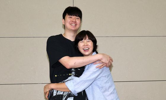 NBA 도전 앞둔 이현중, 엄마와 포옹
