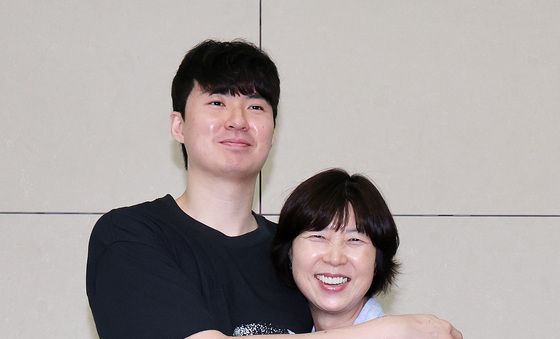 이현중, 어머니와 포옹 후 NBA 도전길
