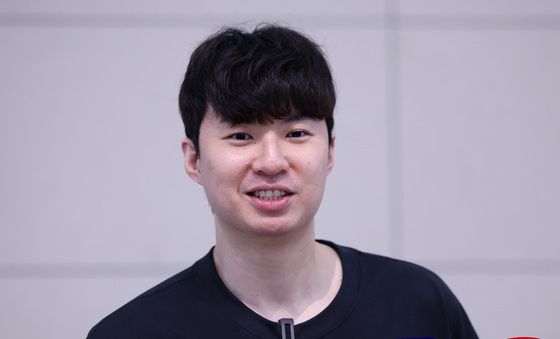 질문에 답하는 이현중