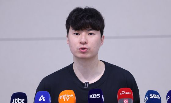 질문에 답하는 이현중
