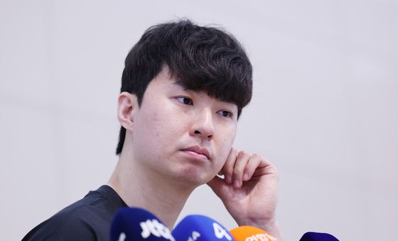 취재진 질문에 집중하는 이현중