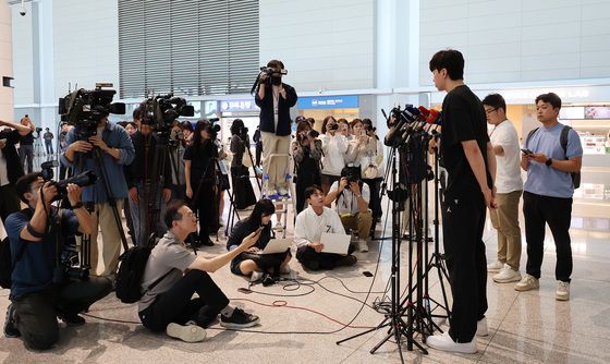 질문에 답하는 이현중