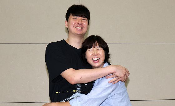 NBA 도전 앞둔 이현중, 어머니와 포옹