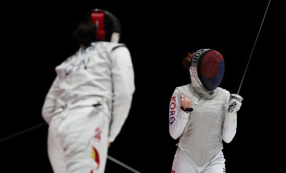 접전 중 공격 성공에 포효하는 모별이