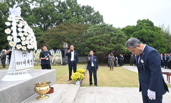 참배하는 허민 국가유산청장