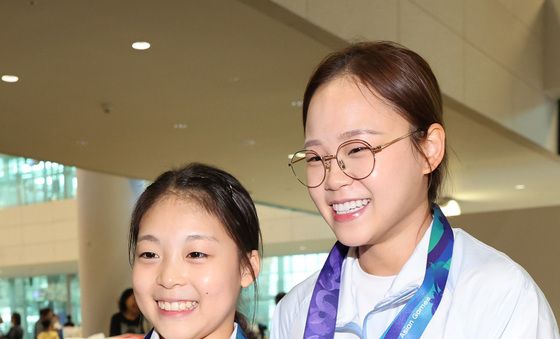 황서현·여서정 '금메달 들고 활짝'