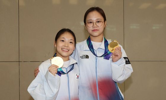 황서현·여서정 '금메달 들고 금의환향'