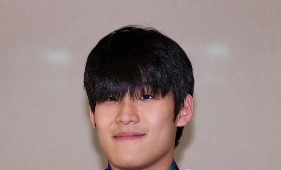 메달 든 김영범