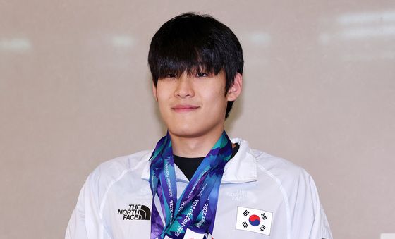 메달 든 김영범
