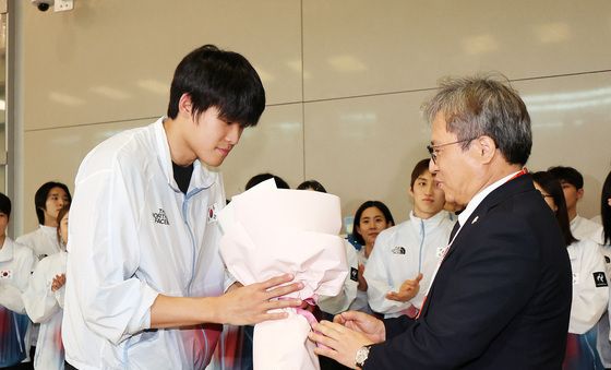 축하 꽃다발 받는 김영범